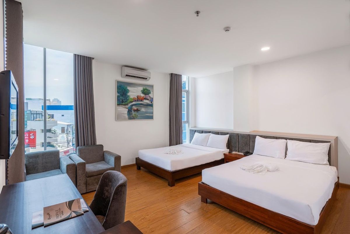 Tarasa Hotel pool and grounds in Da Nang City Centre