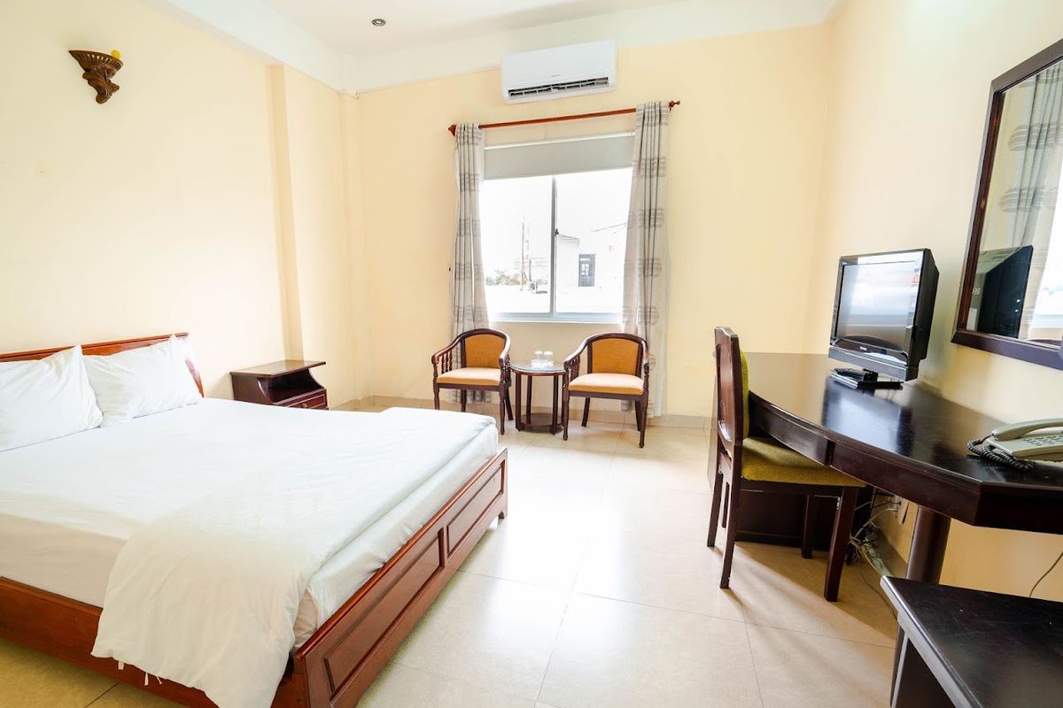 Thanh Lan Hotel pool and grounds in Da Nang City Centre