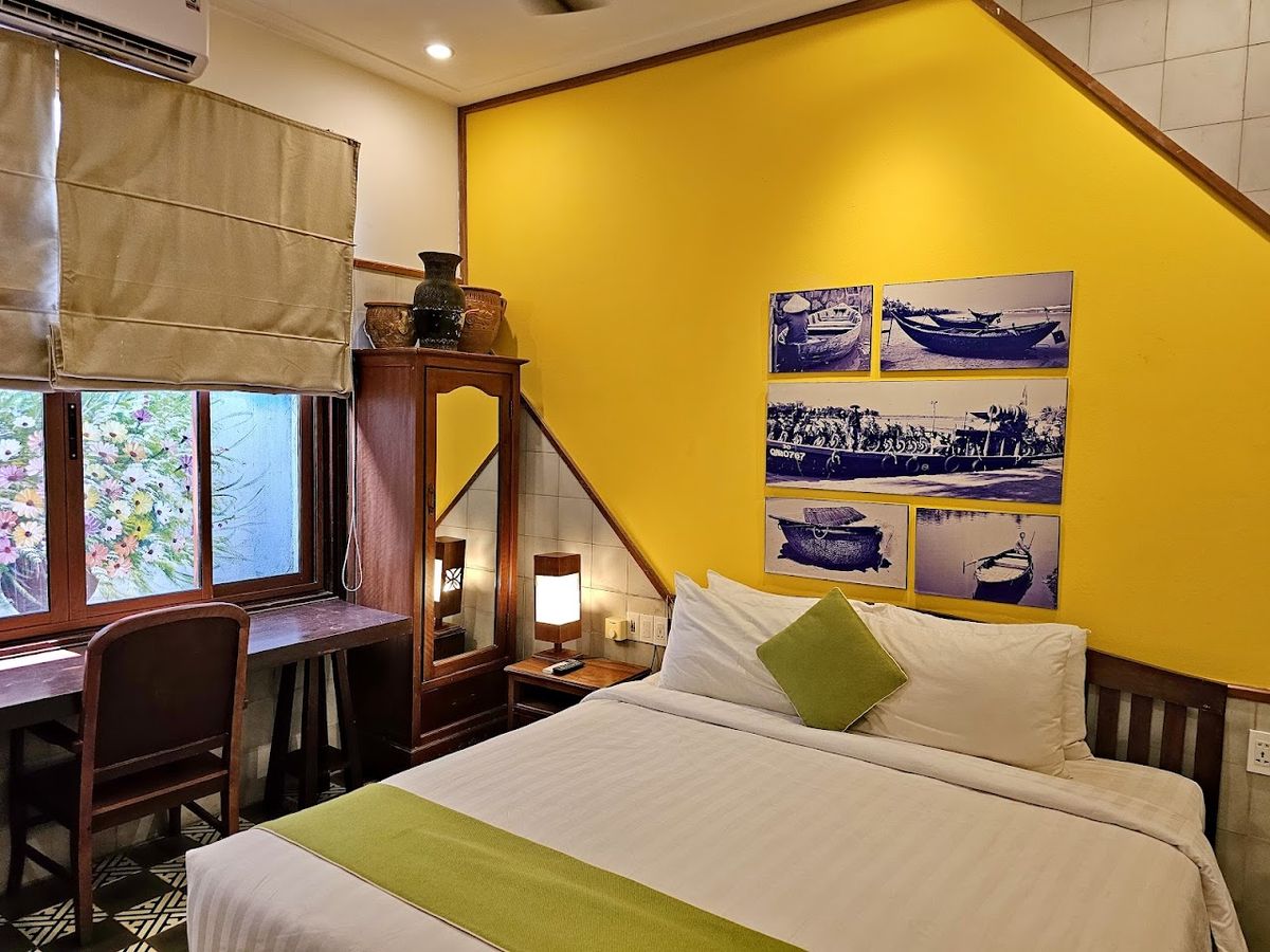 Thanh Van 1 Hotel pool and grounds in Hoi An Old Town