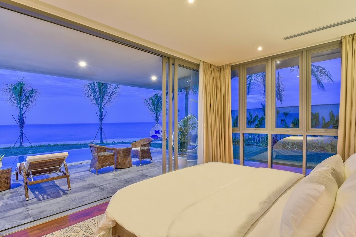 The Ocean Villas pool and grounds in Non Nuoc