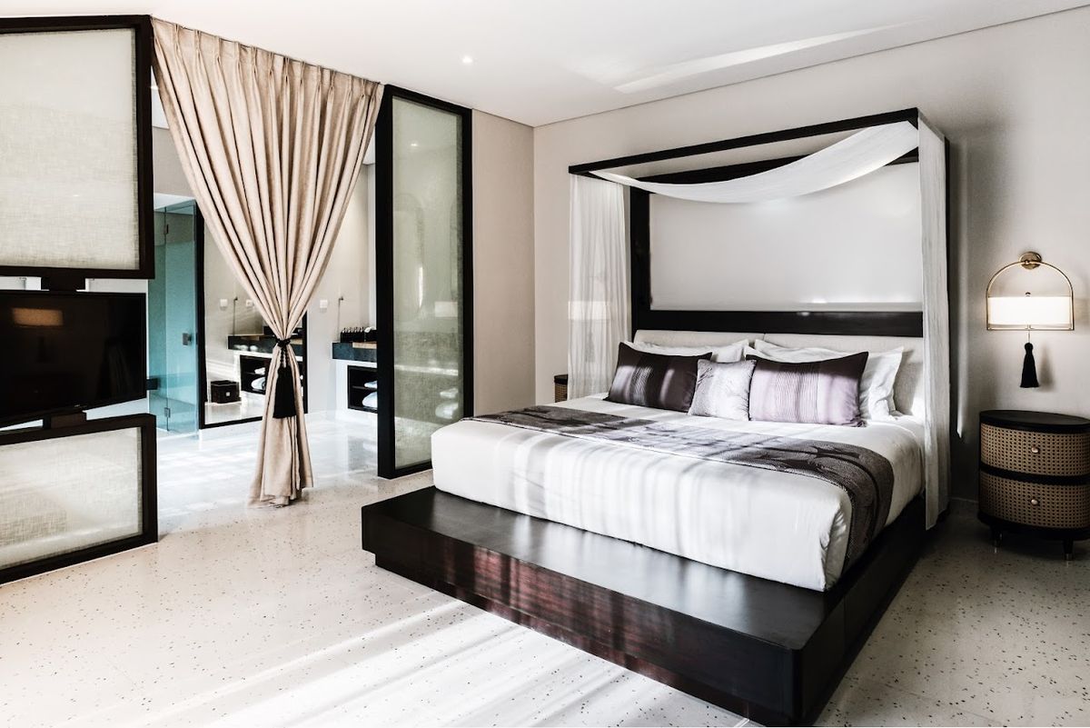 TIA Wellness Resort pool and grounds in Da Nang City Centre
