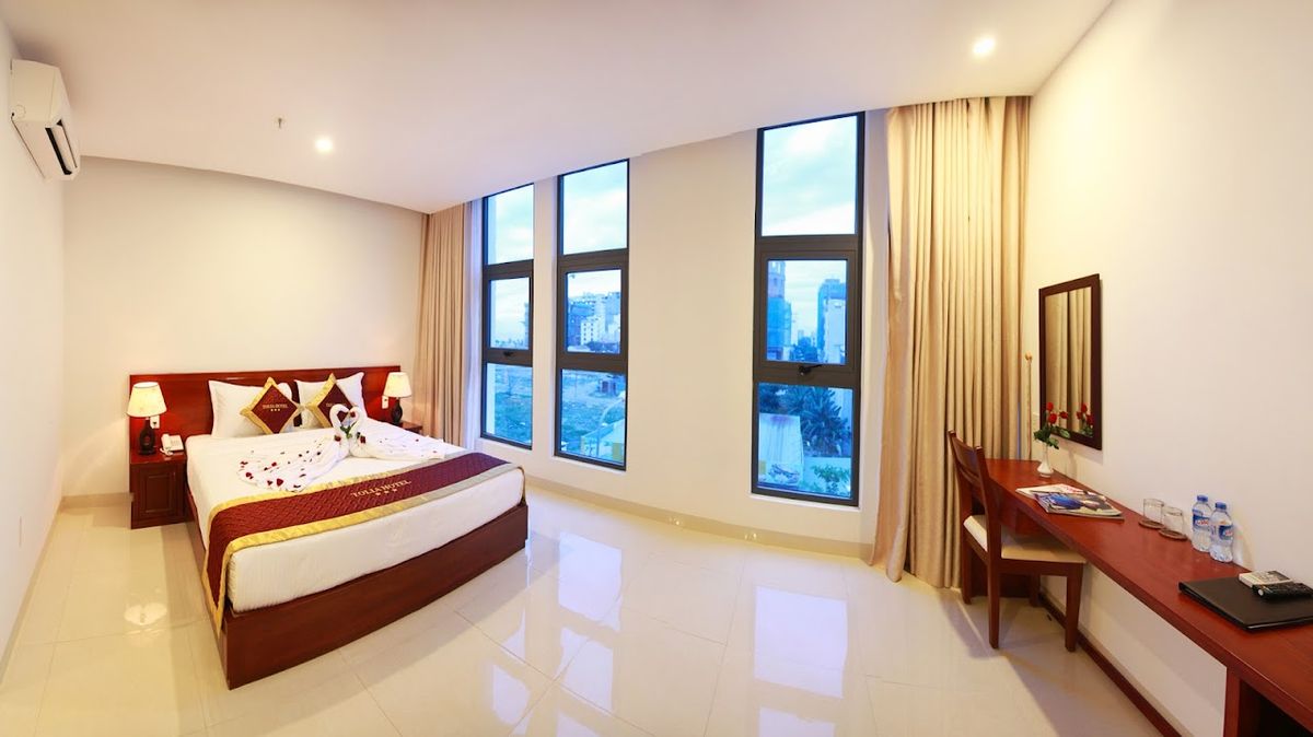 Tolia Hotel Da Nang pool and grounds in An Thuong