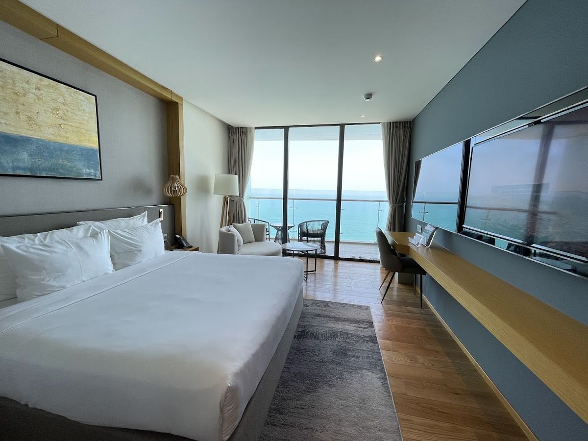 Văn Phòng Công Chứng Nguyễn Thị Diễm Hương Sel de Mer Hotel & Suites pool and grounds in Da Nang City Centre