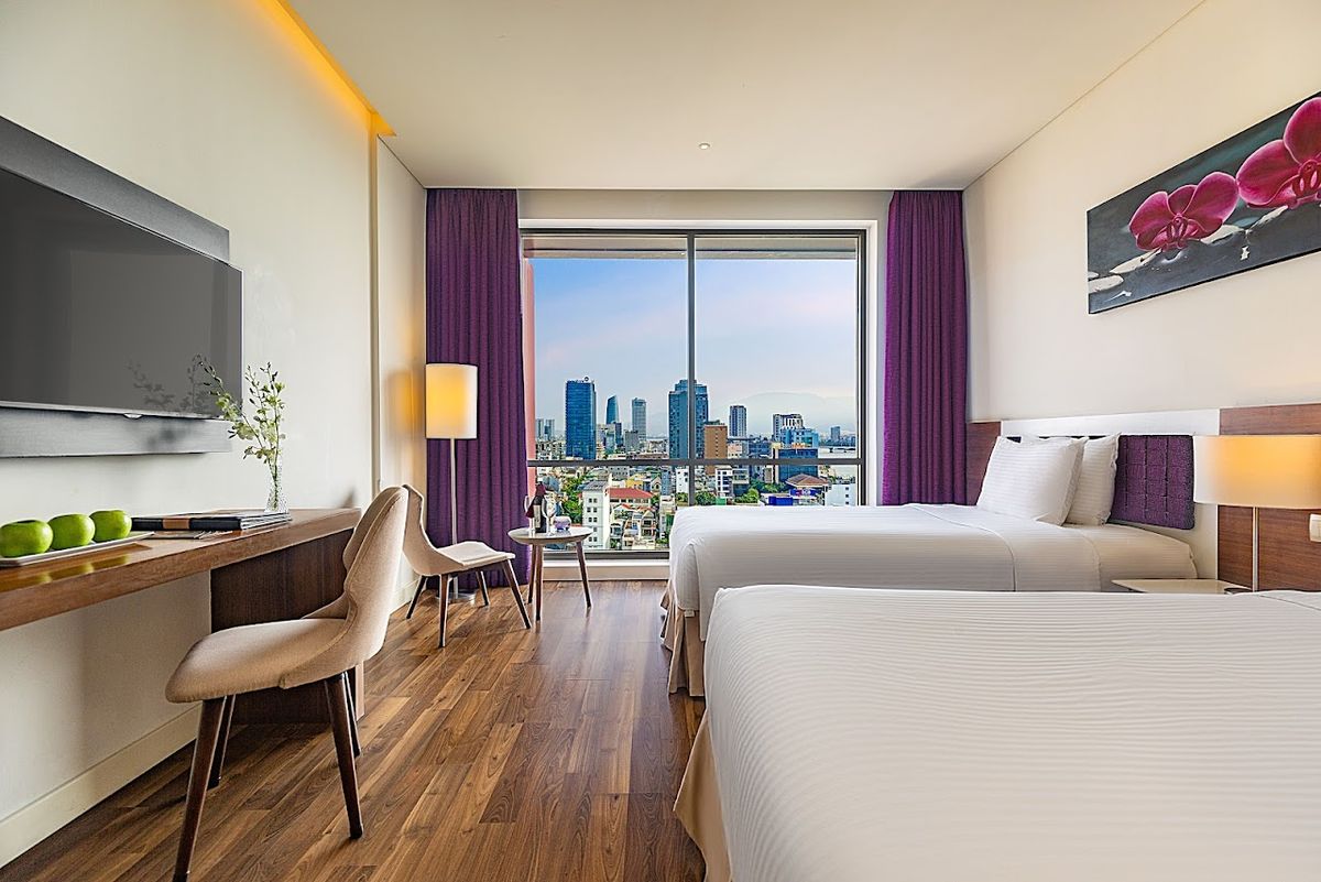 Vanda Hotel pool and grounds in Da Nang City Centre