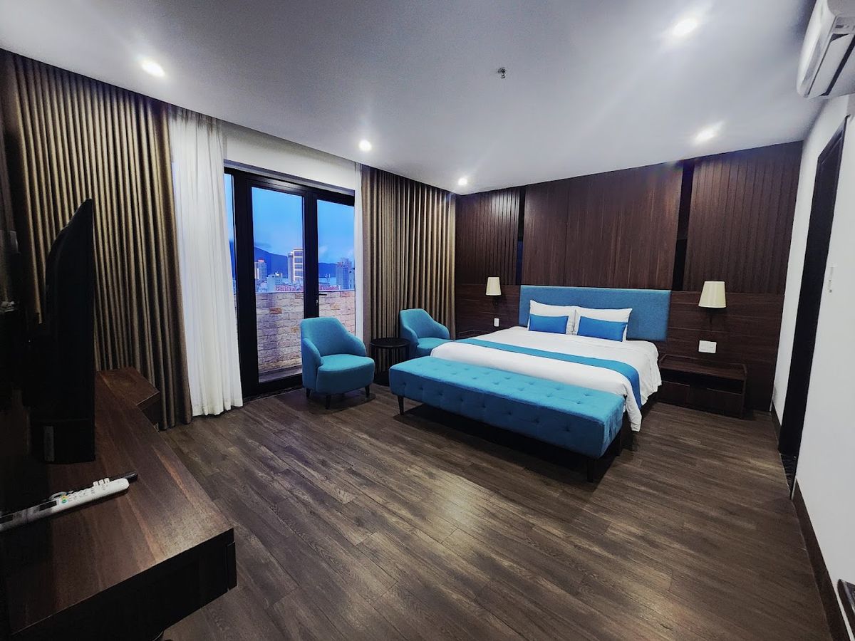 VIAN HOTEL & SPA pool and grounds in Da Nang City Centre