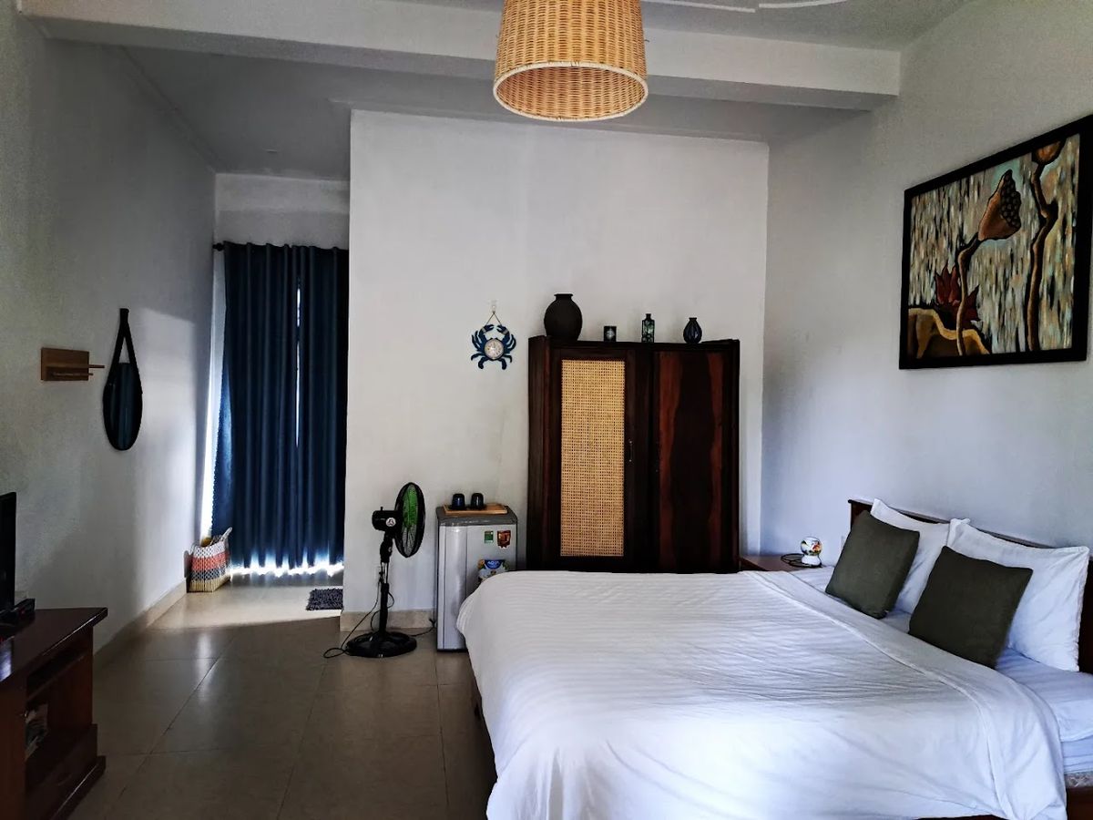 Vu Nhi Homestay pool and grounds in An Bang Beach