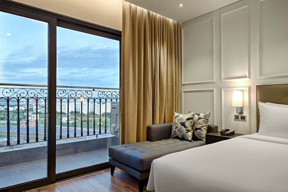 Wyndham Danang Golden Bay pool and grounds in Da Nang City Centre